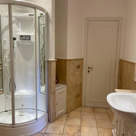 Queenavona Apartment