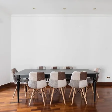 Queenavona Apartment