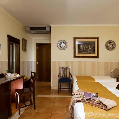 Des Artistes Hotel 3*