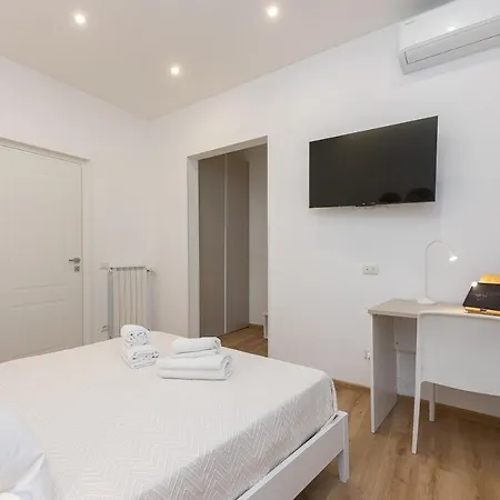 Colosseum Holidays - Three-bedroom Rome