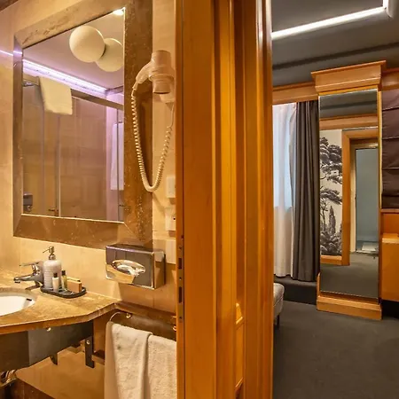 White Hotell
