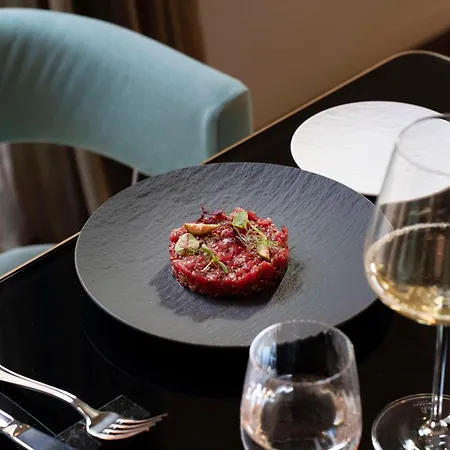 Radisson Collection Hotel, Antica