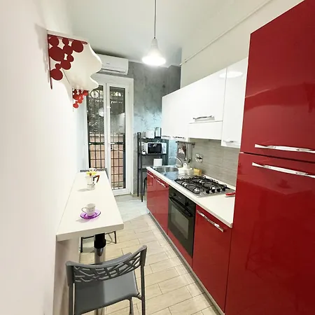 Metro B - Crimson Chic Eleganza Romana Apartment *