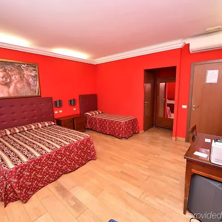 Augustus Hotel *