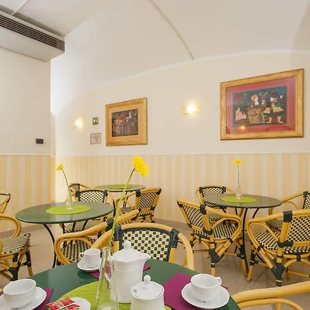 Hotel Des Artistes 3*