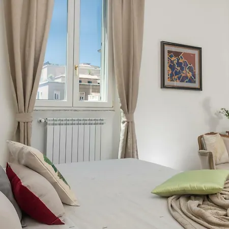 New! Spanish Step Design Apartment *
