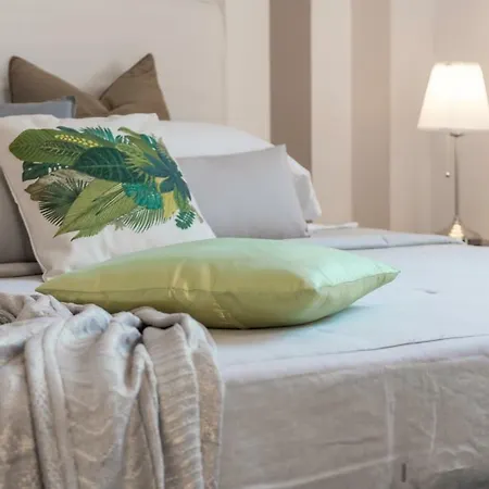 New! Spanish Step Design Apartment *