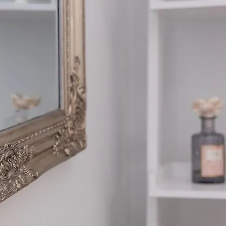 Eighty Four Luxury בית הארחה
