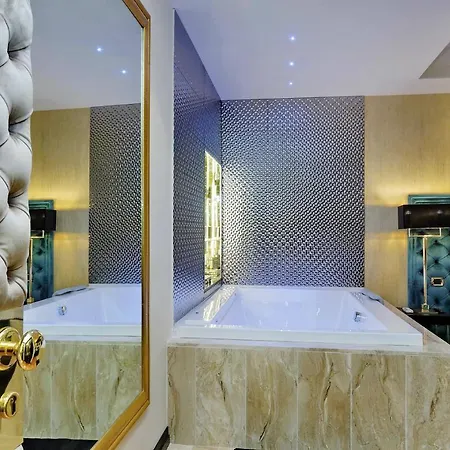 Trevi Diamond Luxury Suites & Jacuzzi * Roma