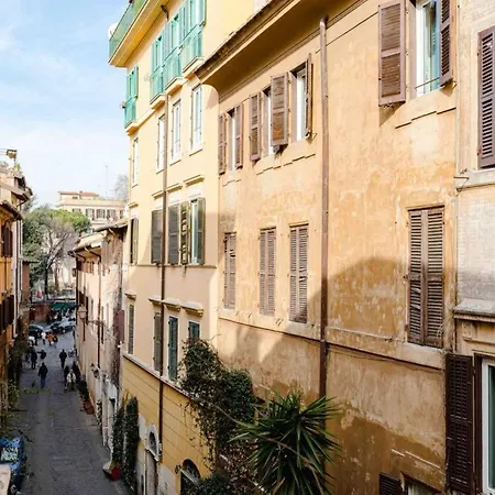Elegant Trilussa Apartment Rome