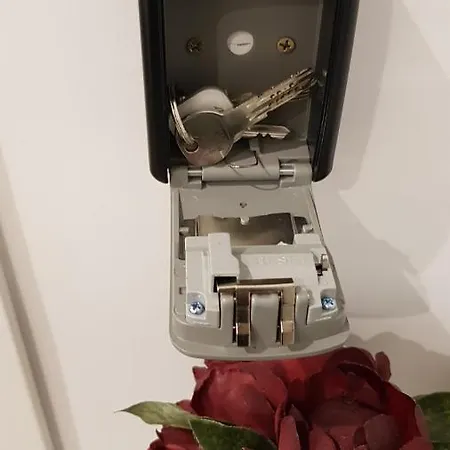Eighty Four Luxury בית הארחה