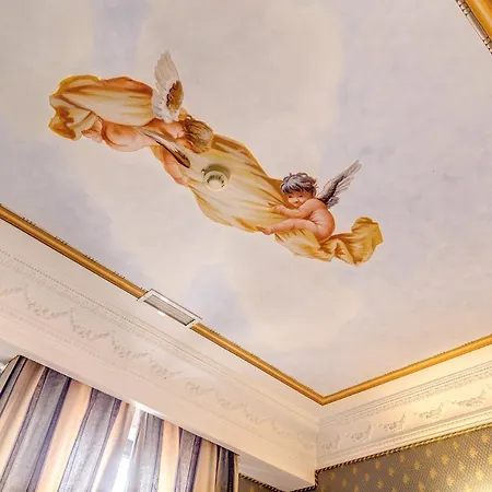 La Lumiere Di Piazza Di Spagna Rome