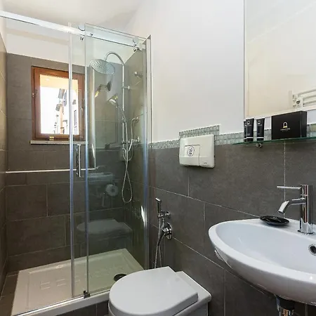 Lovely New Via Genova Apartment