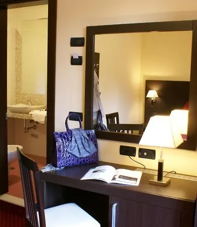 Hotel Versailles *