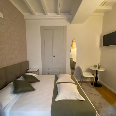 Guest house Condotti 2*
