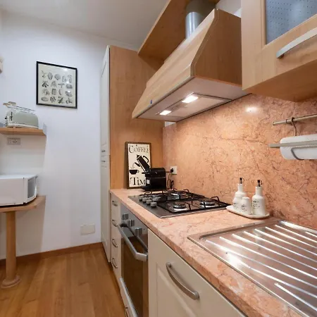 The Rent - Stylish One-bedroom In Piazza Barberini Rome