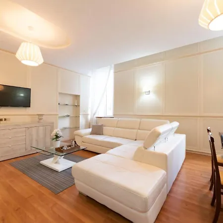 The Rent - Stylish One-bedroom In Piazza Barberini Apartment
