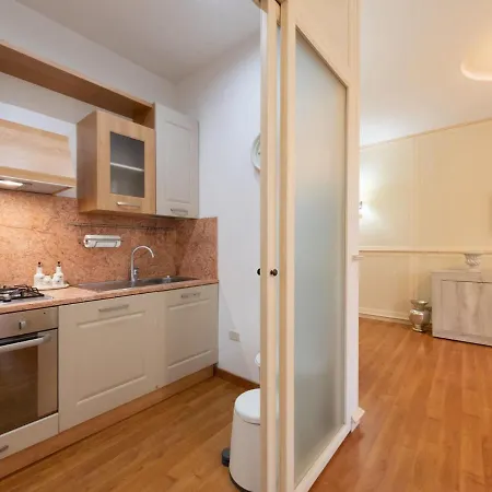 The Rent - Stylish One-bedroom In Piazza Barberini Rome