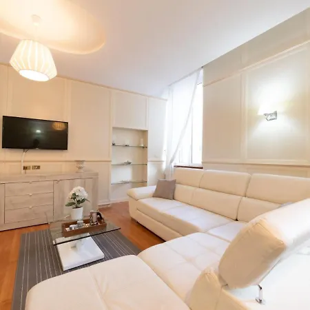 The Rent - Stylish One-bedroom In Piazza Barberini Apartment Rome