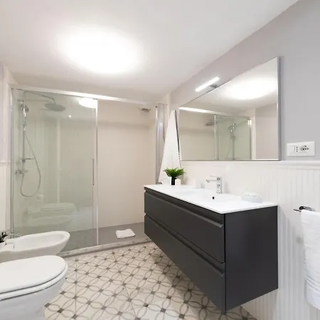 The Rent - Stylish One-bedroom In Piazza Barberini Apartment Rome
