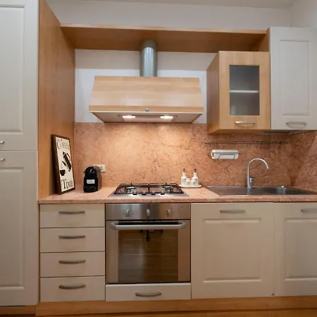 The Rent - Stylish One-bedroom In Piazza Barberini Apartment Rome