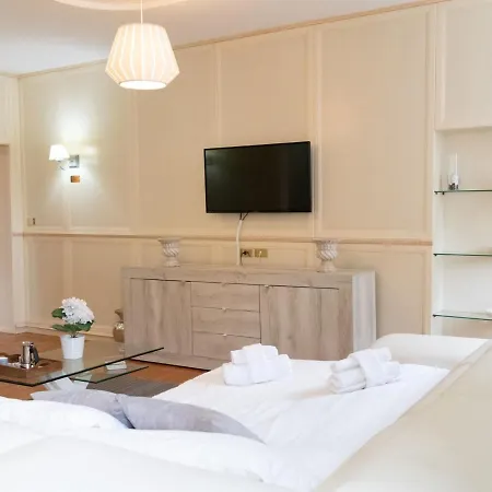 The Rent - Stylish One-bedroom In Piazza Barberini Rome