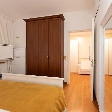 The Rent - Stylish One-bedroom In Piazza Barberini Apartment Rome