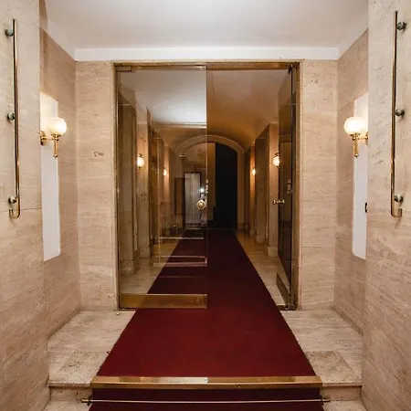 Delfini Trevi House 招待所 *