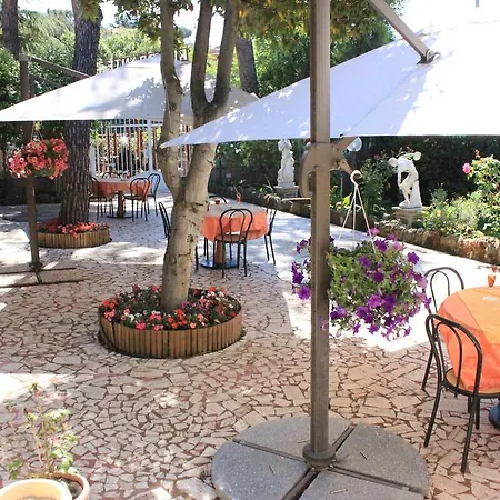 Romulus Hotel