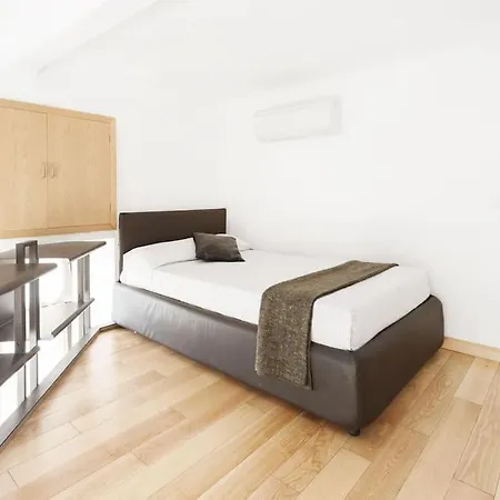 Stylish Loft - Colosseum 4 Min Walk -3 Beds -sleeps Up To 6 People Apartment *
