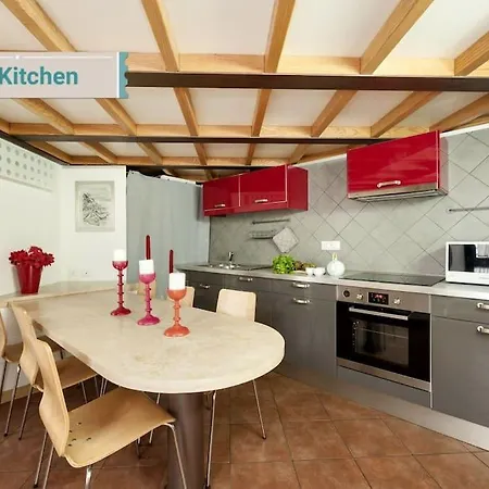 Stylish Loft - Colosseum 4 Min Walk -3 Beds -sleeps Up To 6 People Apartment *