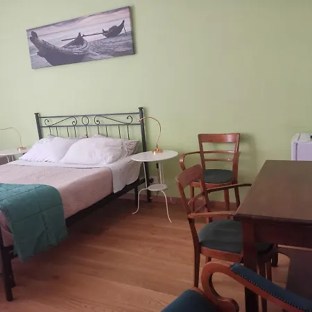 Bed & Breakfast 103 *