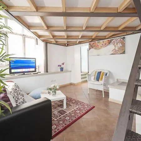 Stylish Loft - Colosseum 4 Min Walk -3 Beds -sleeps Up To 6 People
