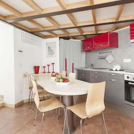 Apartment Stylish Loft - Colosseum 4 Min Walk -3 Beds -sleeps Up To 6 People *