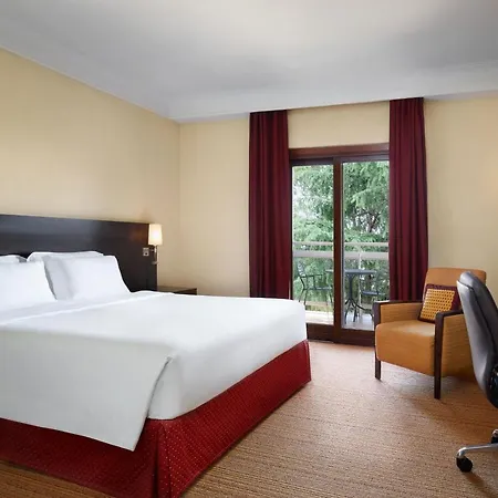 Courtyard By Marriott Central Park Hotel