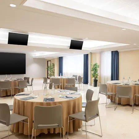 Courtyard By Marriott Central Park Hotel Rome