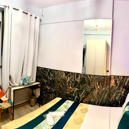 Bed Cinecittadue Bed & Breakfast Rome