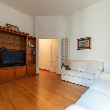 Apartment Accogliente E Colorato, A Pochi Passi Dal Colosseo - Fromhometorome Rome