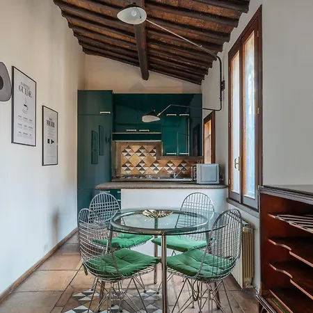 Cozy Trevi Romance Apartment Rom