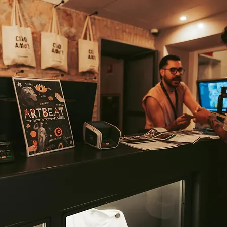 Yellowsquare بيت شباب روما