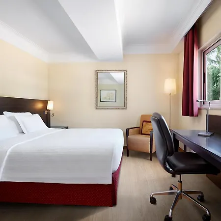 Courtyard By Marriott Central Park Hotel