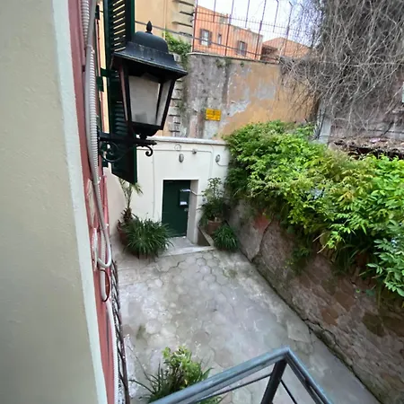 Red House Trastevere San Pietro Bambin Gesu Sant Onofrio Appartamento Roma