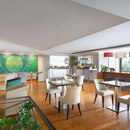 Courtyard By Marriott Central Park Hotel Rome