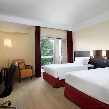 Courtyard By Marriott Central Park 4*