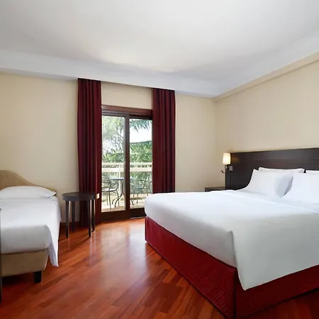 Courtyard By Marriott Central Park Rome