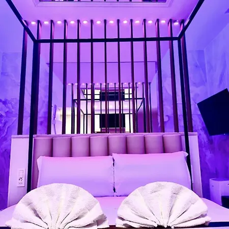 Bed Cinecittadue Bed & Breakfast Rome