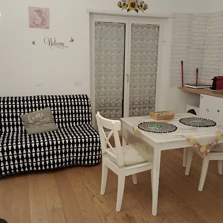 Living Int 2 Apartment