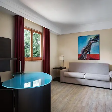 Courtyard By Marriott Central Park Rome