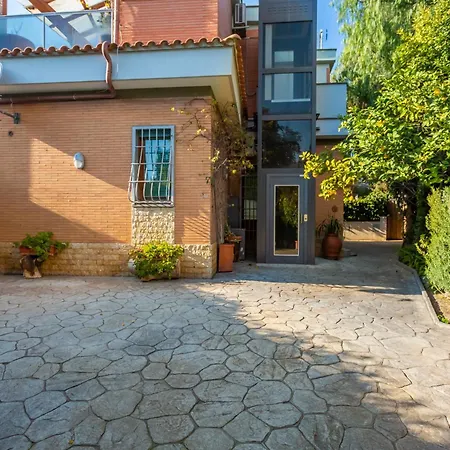 Апартаменты Spacious 4 Bdr With Parking *