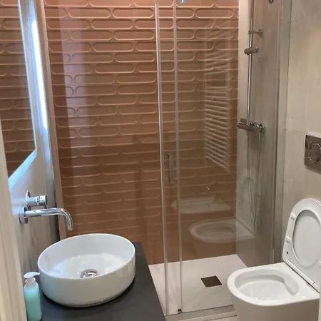 Manzoni Bilocale Con Doppi Servizi Piano Terra Apartamento Roma